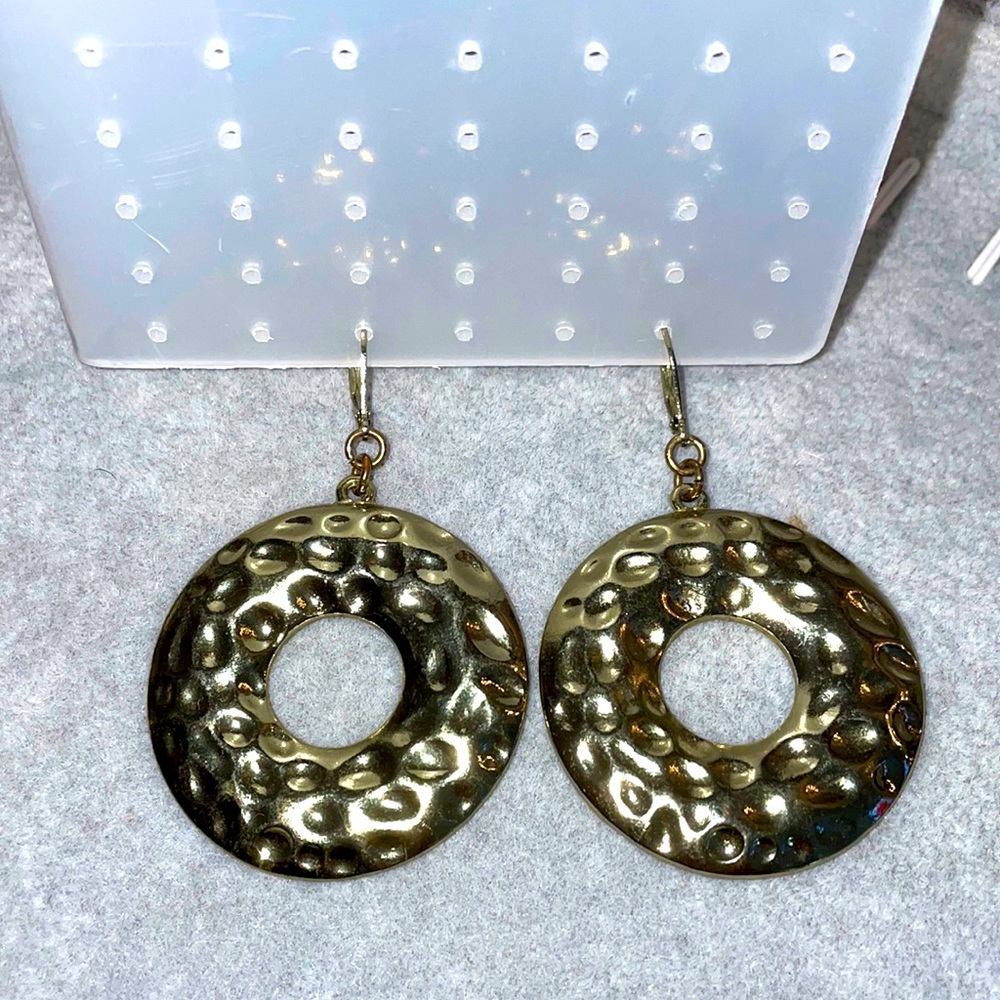 Gold hammered donut shaped dangle earrings